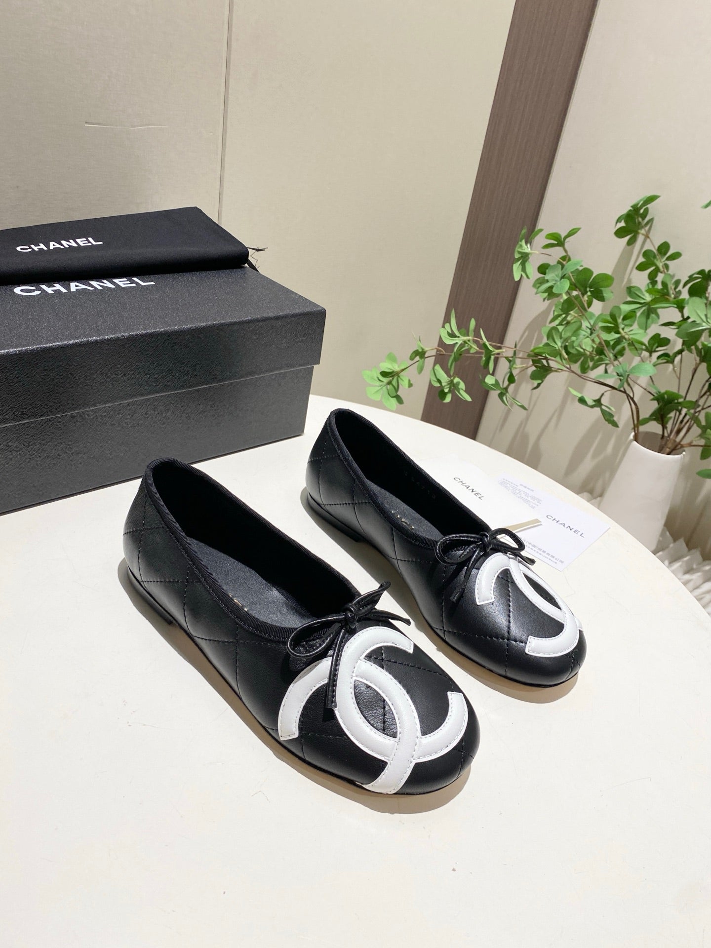 CHANEL 26S FLATS IN BLACK LAMBSKIN WITH BOW