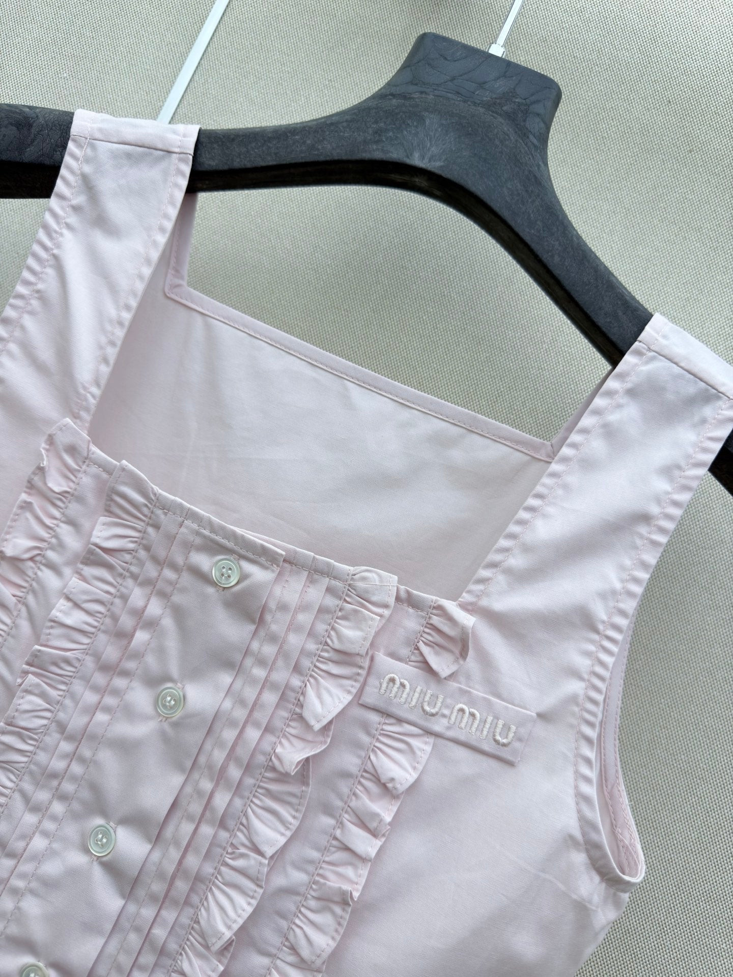 MIUMIU 26S SLEEVELESS CROPPED SQUARE-NECK TOP STYLE 1080