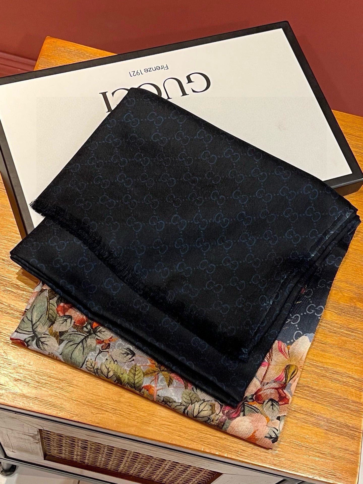 GUCCI 25S SCARF 200 IN CASHMERE 733883