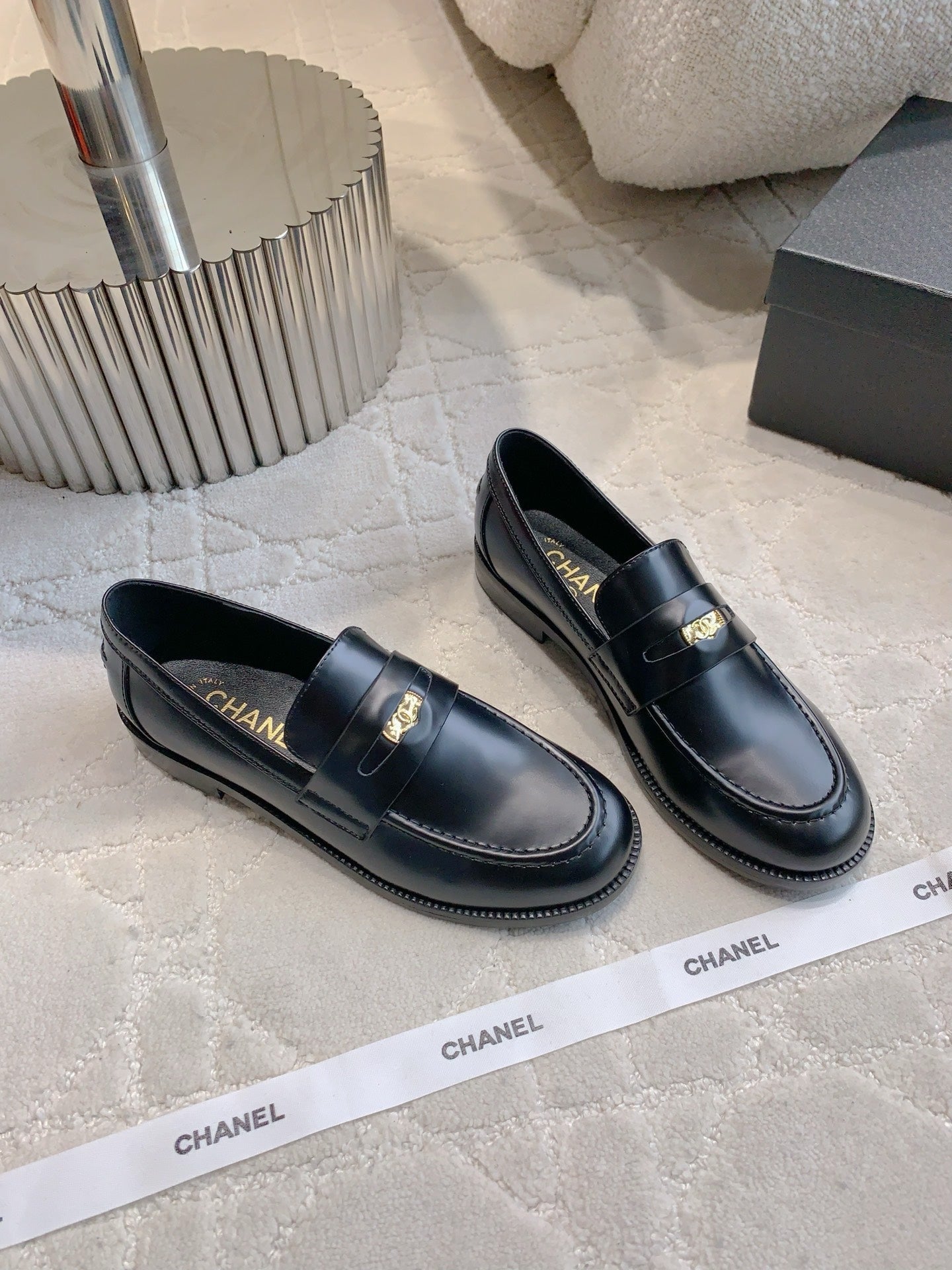 CHANEL 25S MOCCASINS IN BLACK SHINY CALFSKIN GOLD HARDWARE