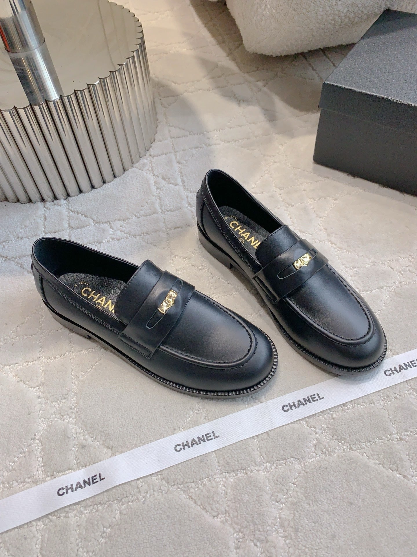 CHANEL 25S MOCCASINS IN BLACK CALFSKIN GOLD HARDWARE