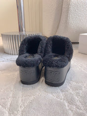 CELINE 25S DANA WEDGE MULE 70MM IN BLACK SUEDE CALFSKIN AND SHEARLING