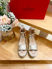 ROCKSTUD FLATFORM SANDAL IN LIGHT GOLD CALFSKIN