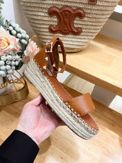 ROCKSTUD FLATFORM SANDAL IN CHOCOLATE BROWN CALFSKIN