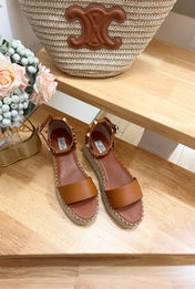 ROCKSTUD FLATFORM SANDAL IN CHOCOLATE BROWN CALFSKIN