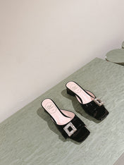 CRYSTAL HEEL MULE IN BLACK PATENT CALFSKIN WITH EMBELLISHED BUCKLE