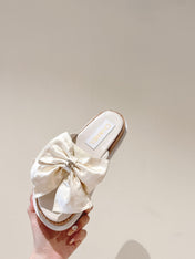 CC SLIPPERS WITH SILK BOW IN WHITE COWHIDE