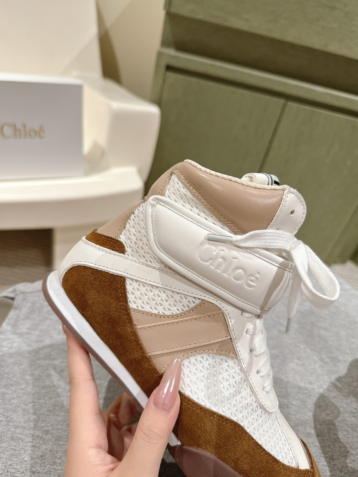 CHLOÉ 26S HIGH-TOP SNEAKERS IN WHITE CALFSKIN AND BROWN SUEDE