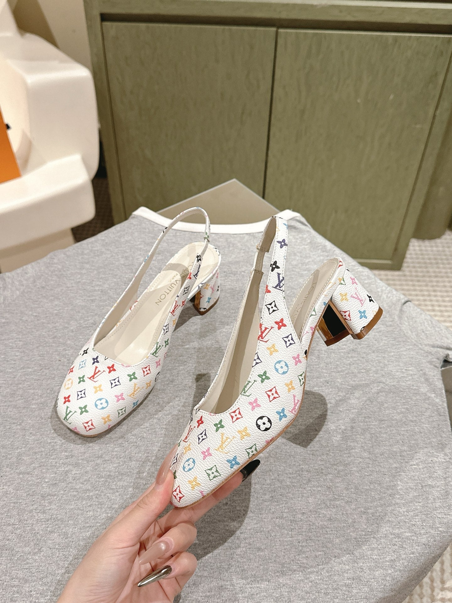 SWING SLINGBACK PUMP 55 MM IN WHITE MONOGRAM CALFSKIN