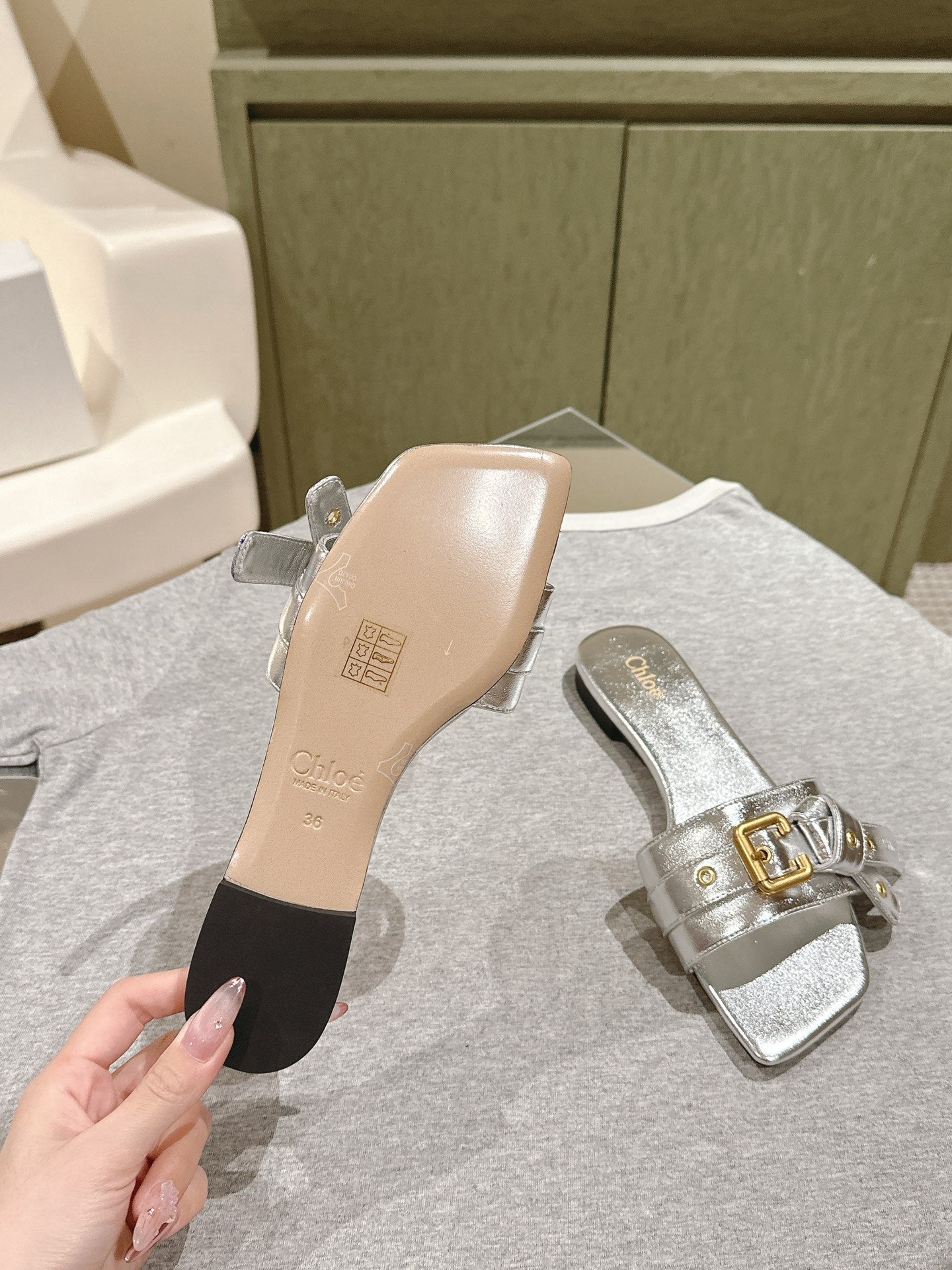 CHLOÉ 26S SLIDE SANDALS IN SILVER LAMBSKIN