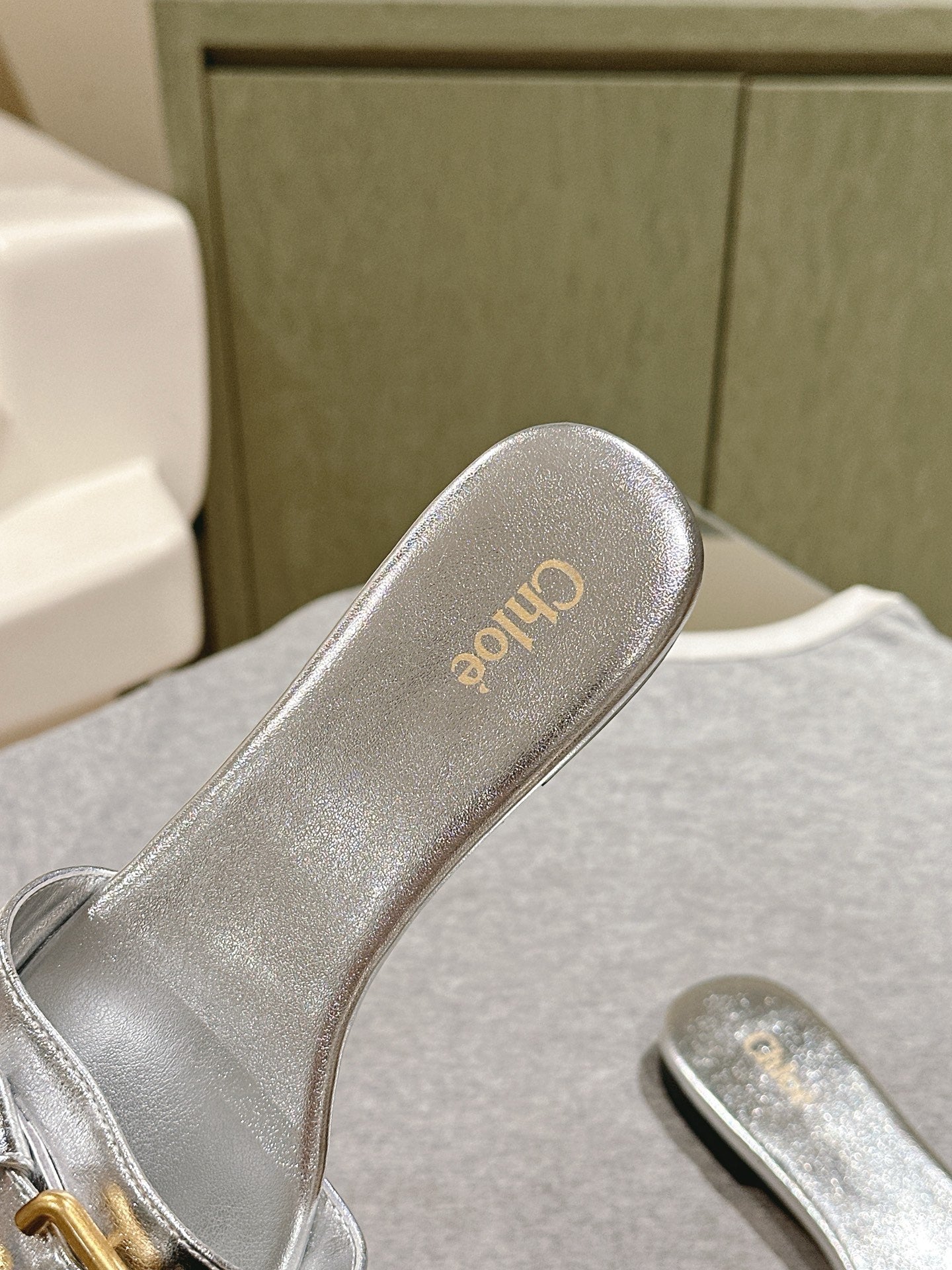 CHLOÉ 26S SLIDE SANDALS IN SILVER LAMBSKIN