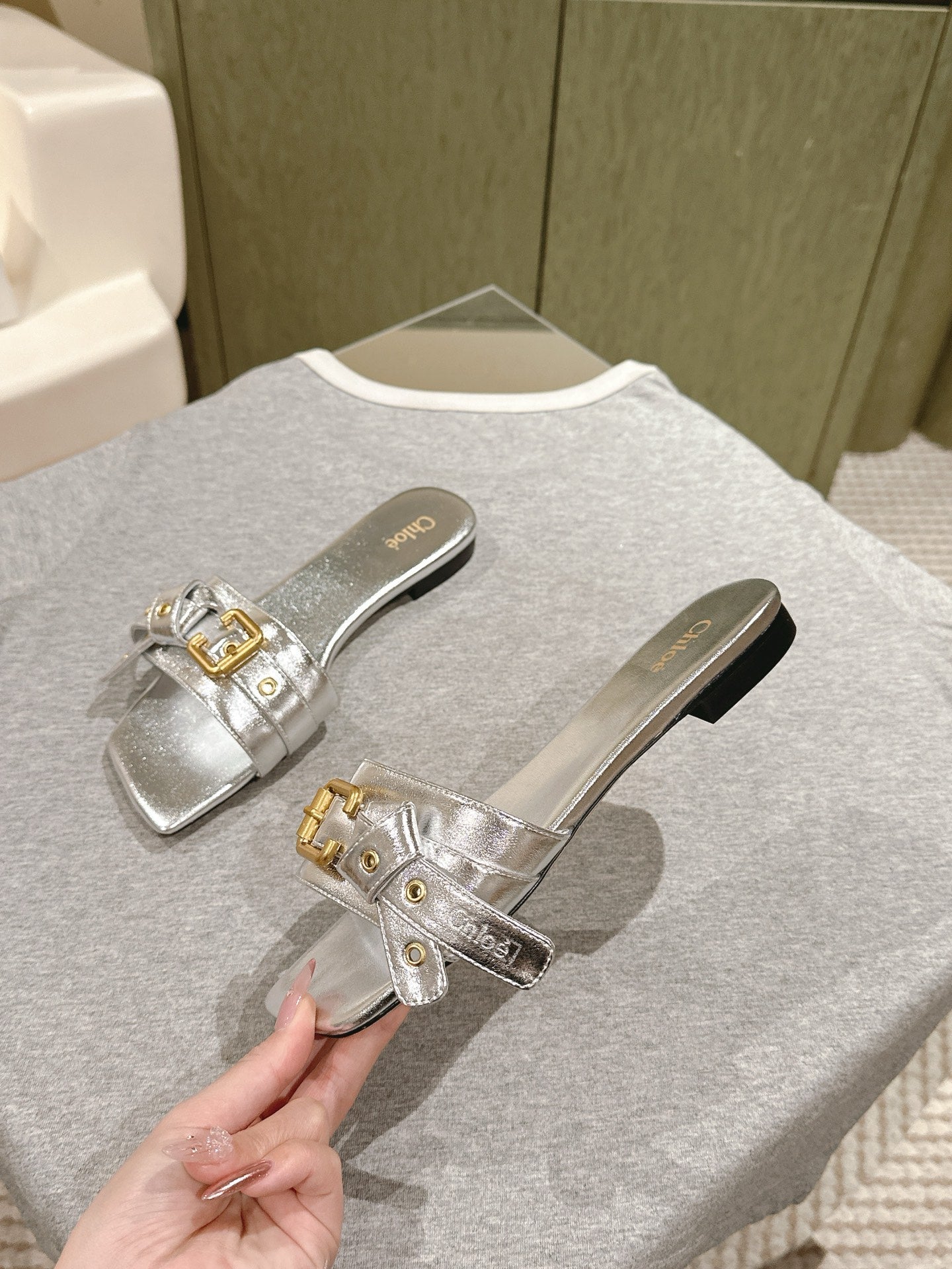 CHLOÉ 26S SLIDE SANDALS IN SILVER LAMBSKIN