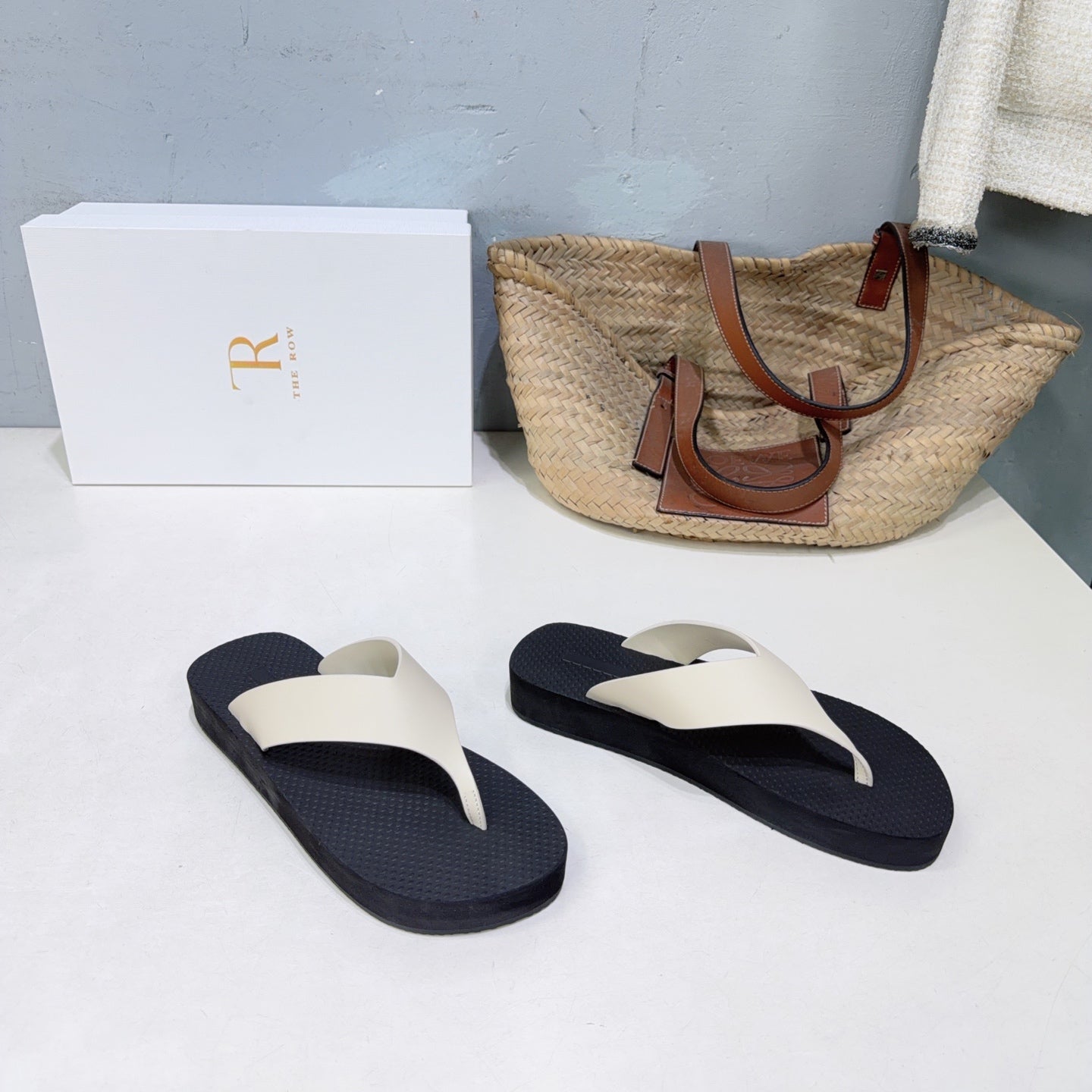 THE ROW 26S THONG SANDALS IN BLACK RUBBER  WITH WHITE STRAPS CALFSKIN