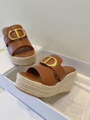 MONTAIGNE WEDGE SLIDE 95MM IN BROWN CALFSKIN