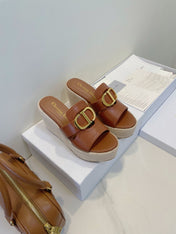 MONTAIGNE WEDGE SLIDE 95MM IN BROWN CALFSKIN
