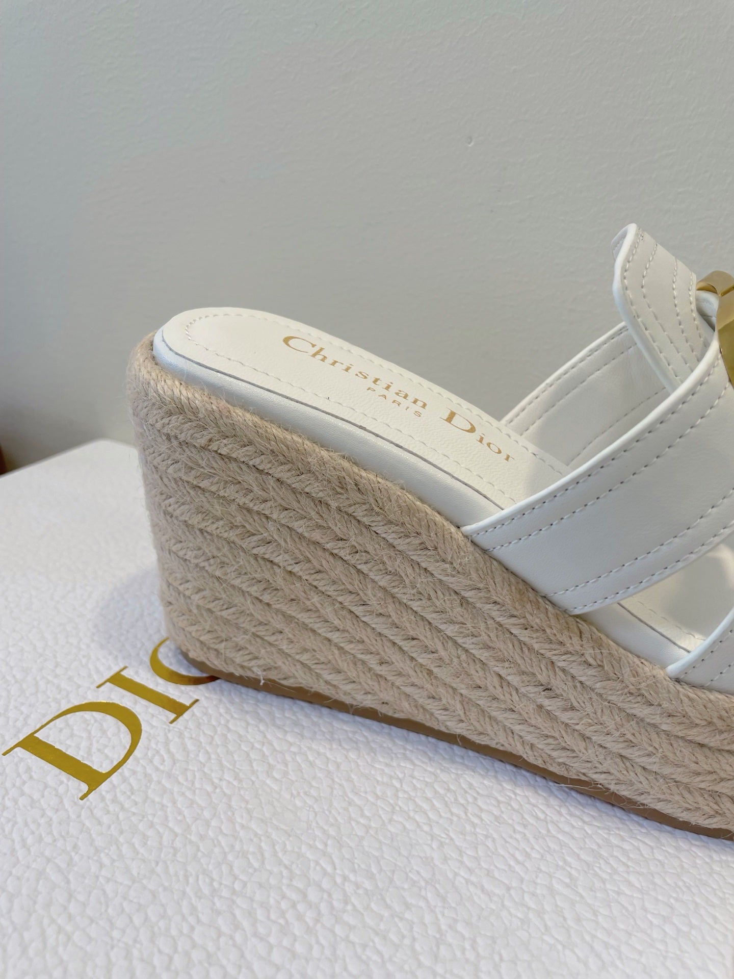 MONTAIGNE WEDGE SLIDE 95MM IN WHITE CALFSKIN