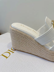 MONTAIGNE WEDGE SLIDE 95MM IN WHITE CALFSKIN