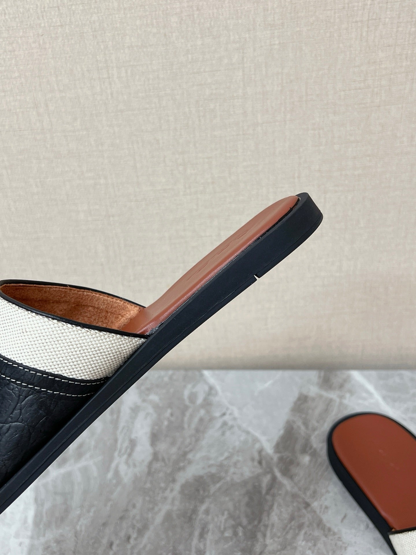 LP 26S SLIDES SANDAL IN BLACK GRAINED CALFSKIN AND IVORY WHITE CANVAS