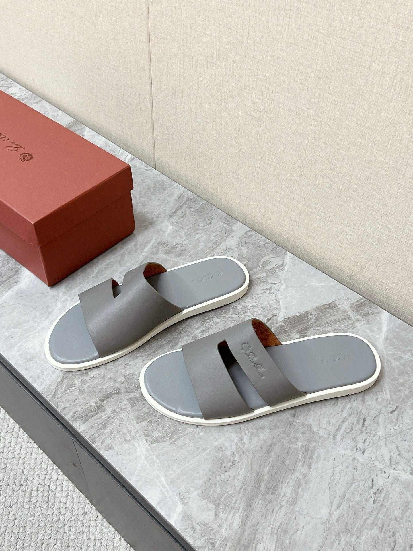 LP 26S CLASSIC H-CUT SLIDES IN GREY CALFSKIN