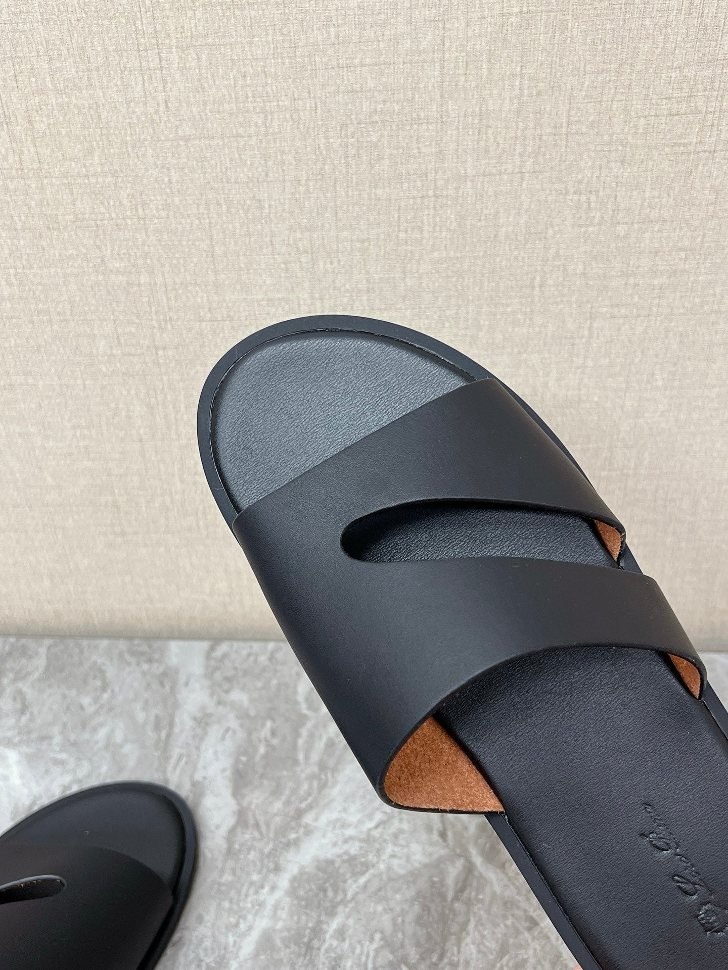 LP 26S CUTOUT SLIDES IN BLACK CALFSKIN