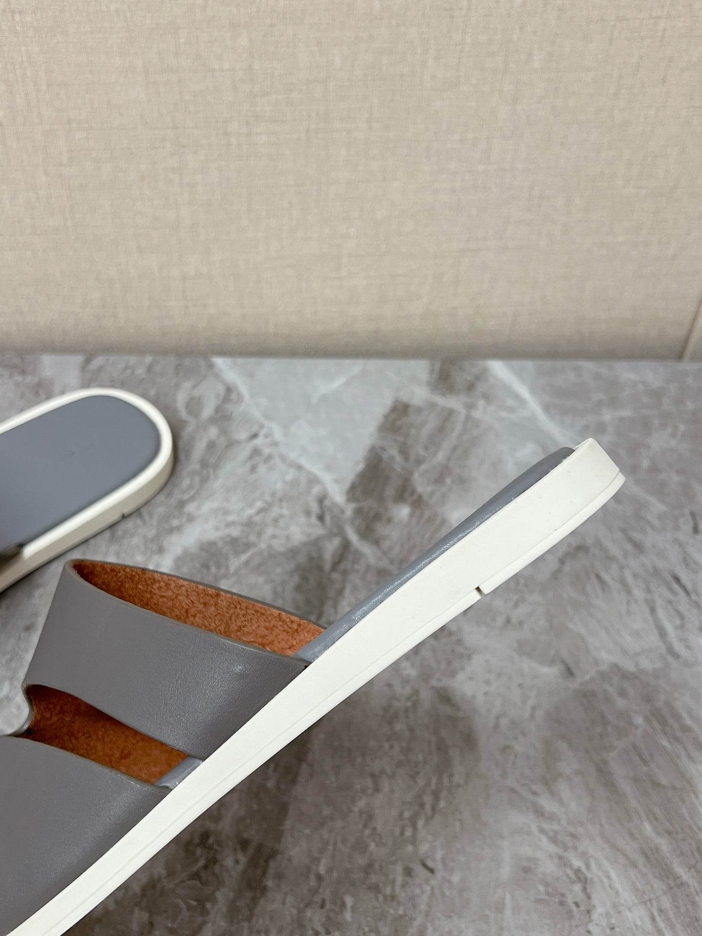 LP 26S CUTOUT SLIDES IN GREY CALFSKIN