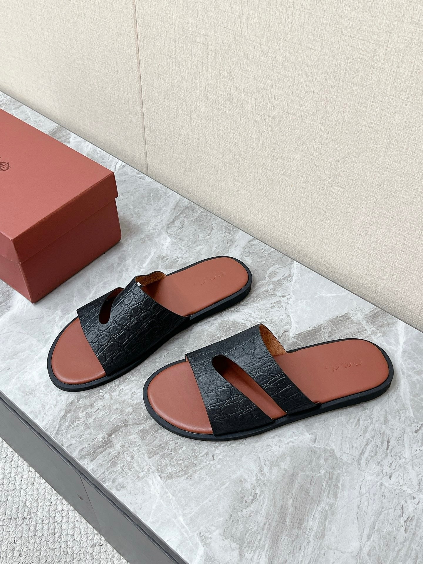 LP 26S CUTOUT SLIDES IN BLACK GRAINED CALFSKIN
