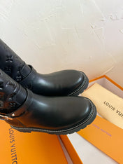 TERRITORY FLAT ANKLE BOOT IN BLACK EMBOSSED CALFSKIN