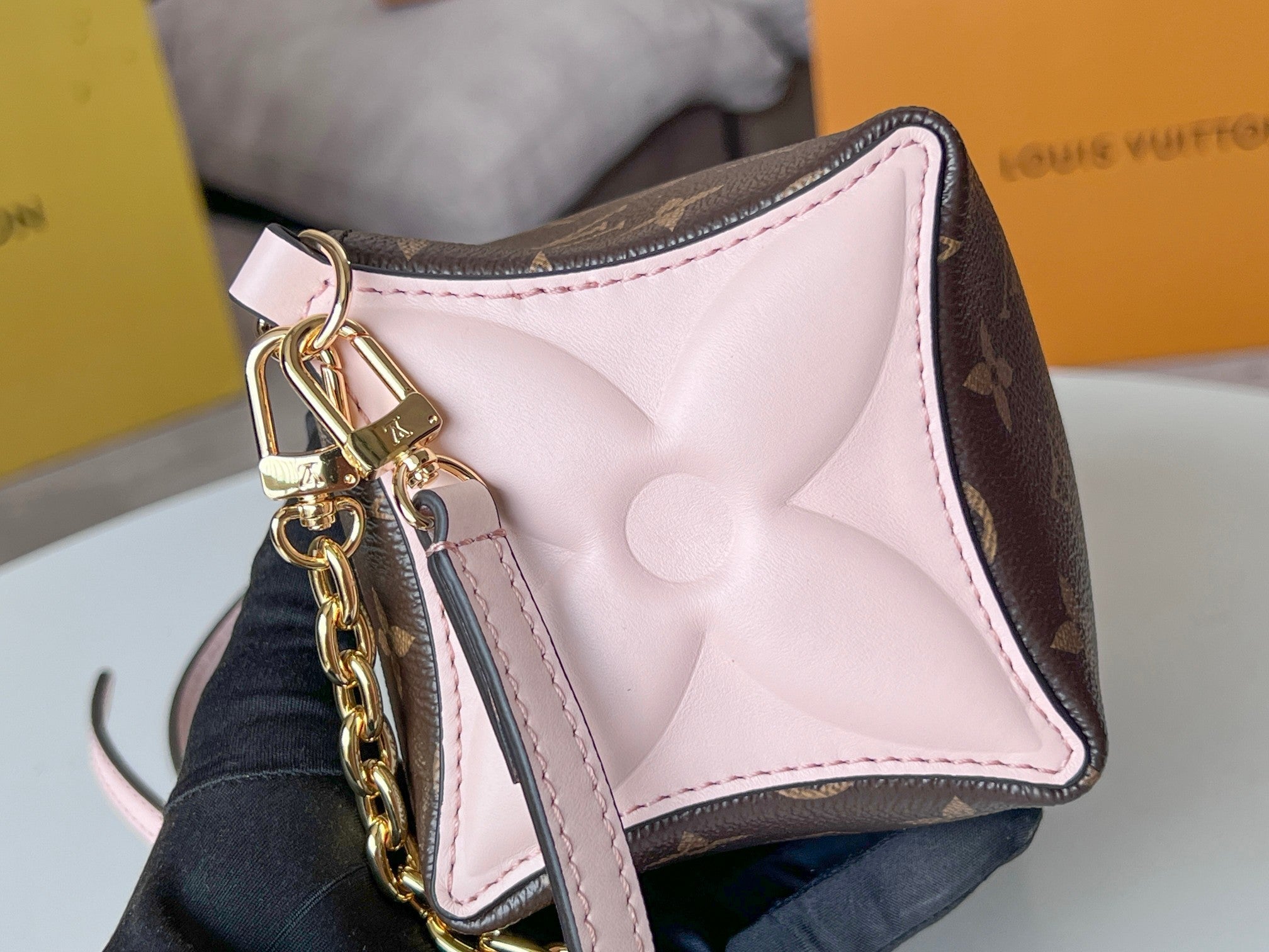 BLOOM POUCH 22 IN BROWN MONOGRAM CANVAS AND PASTEL PINK CALFSKIN SIDES