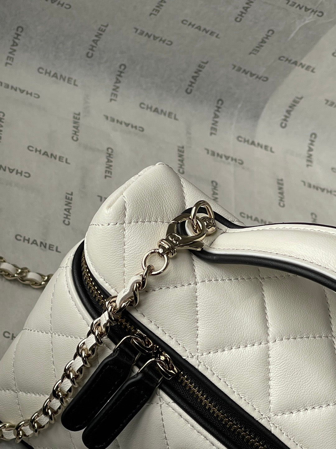 CHANEL 26S VANITY BAG 19 IN WHITE QUILTED LAMBSKIN SILVER HARDWARE