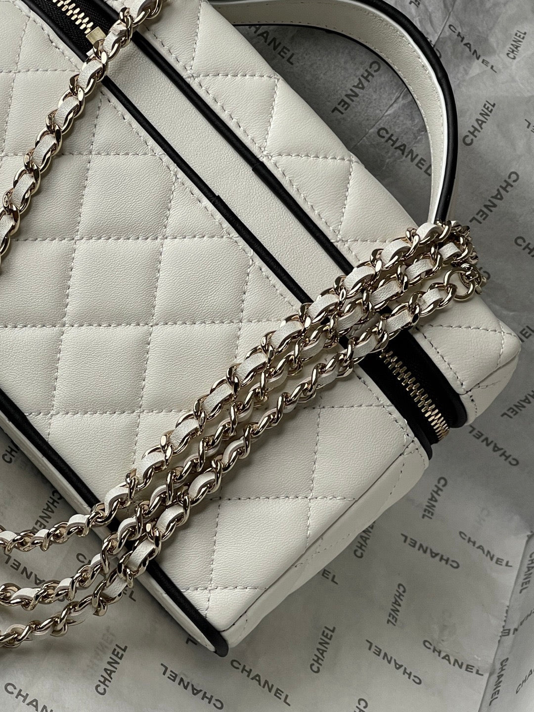 CHANEL 26S VANITY BAG 19 IN WHITE QUILTED LAMBSKIN SILVER HARDWARE