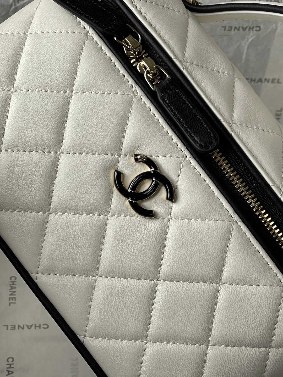 CHANEL 26S VANITY BAG 19 IN WHITE QUILTED LAMBSKIN SILVER HARDWARE
