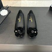 BALLET FLATS IN BLACK SUEDE WITH CAMELLIA