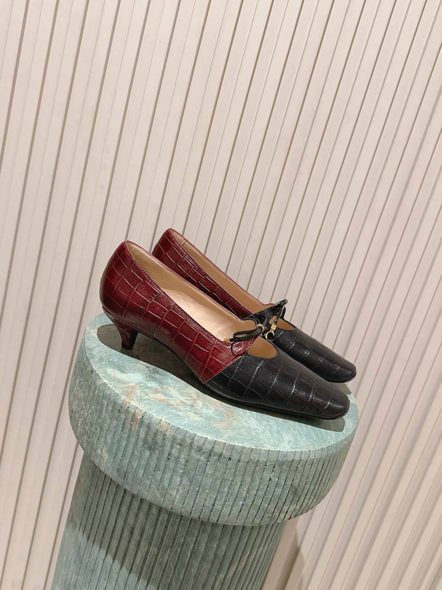DIOR 26S MARY JANE 40MM IN BLACK AND RED CROCODILE EMBOSSED CALFSKIN KITTEN HEELS
