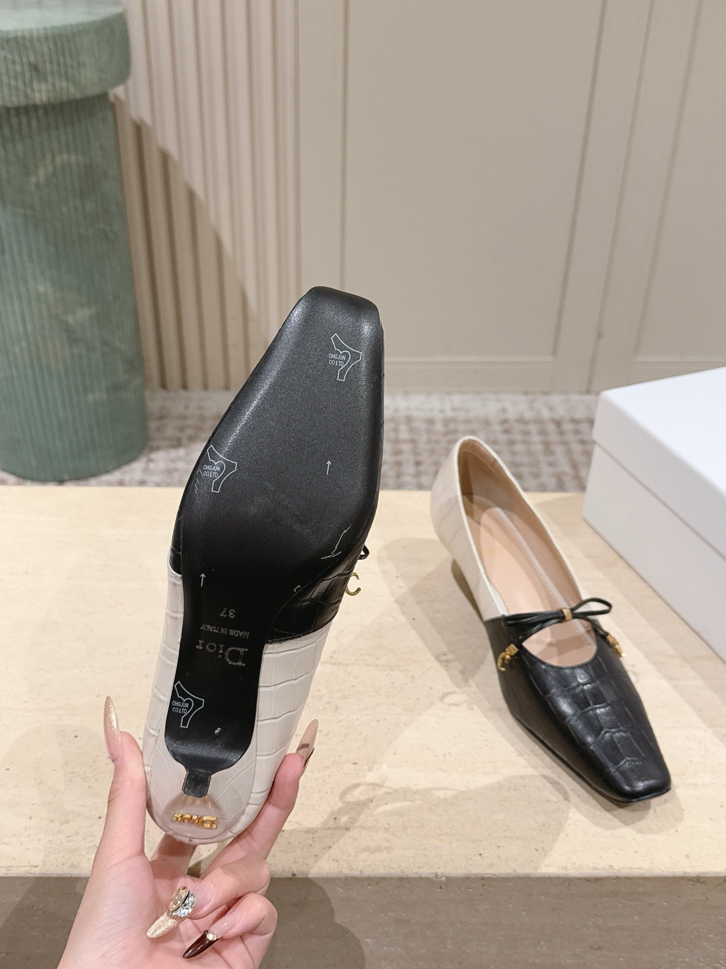 DIOR 26S MARY JANE 40MM IN BLACK AND WHITE CROCODILE EMBOSSED CALFSKIN KITTEN HEELS