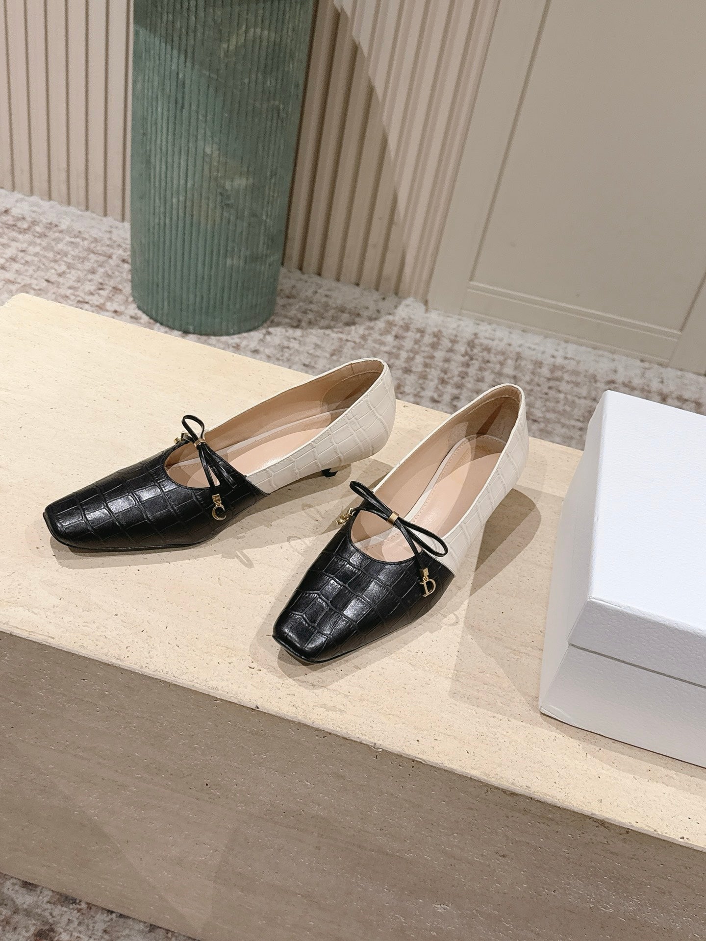 DIOR 26S MARY JANE 40MM IN BLACK AND WHITE CROCODILE EMBOSSED CALFSKIN KITTEN HEELS