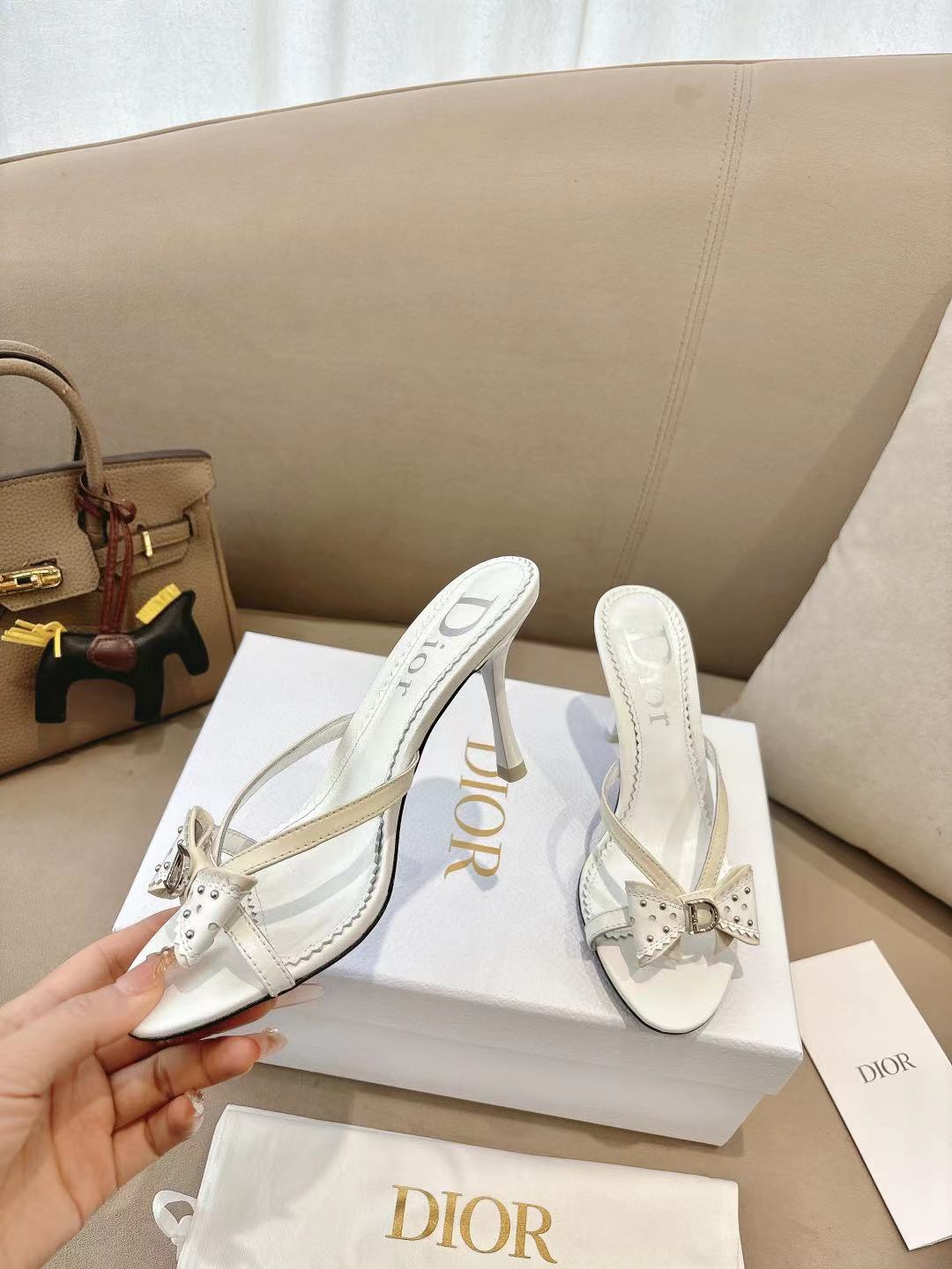 DIOR 26S KITTEN HEEL SANDALS 85MM IN WHITE CALFSKIN BOW STUDDED