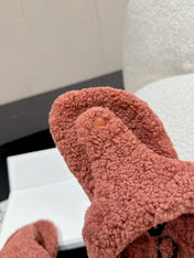 LW SHEARLING THONG SLIPPER IN BRICK