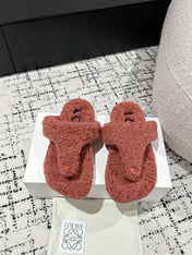LW SHEARLING THONG SLIPPER IN BRICK