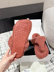 LW SHEARLING THONG SLIPPER IN BRICK