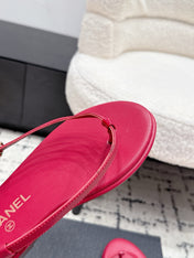 CHANEL 26S THONG SANDALS IN RED CALFSKIN WITH GOLD HARDWARE