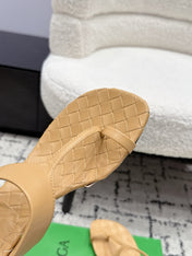 BOTTEGA VENETA 26S HIGH-HEEL THONG SANDALS 40 MM IN DARK BEIGE CALFSKIN