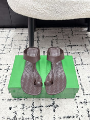 BOTTEGA VENETA 26S HIGH-HEEL THONG SANDALS 40 MM IN DARK BROWN CALFSKIN