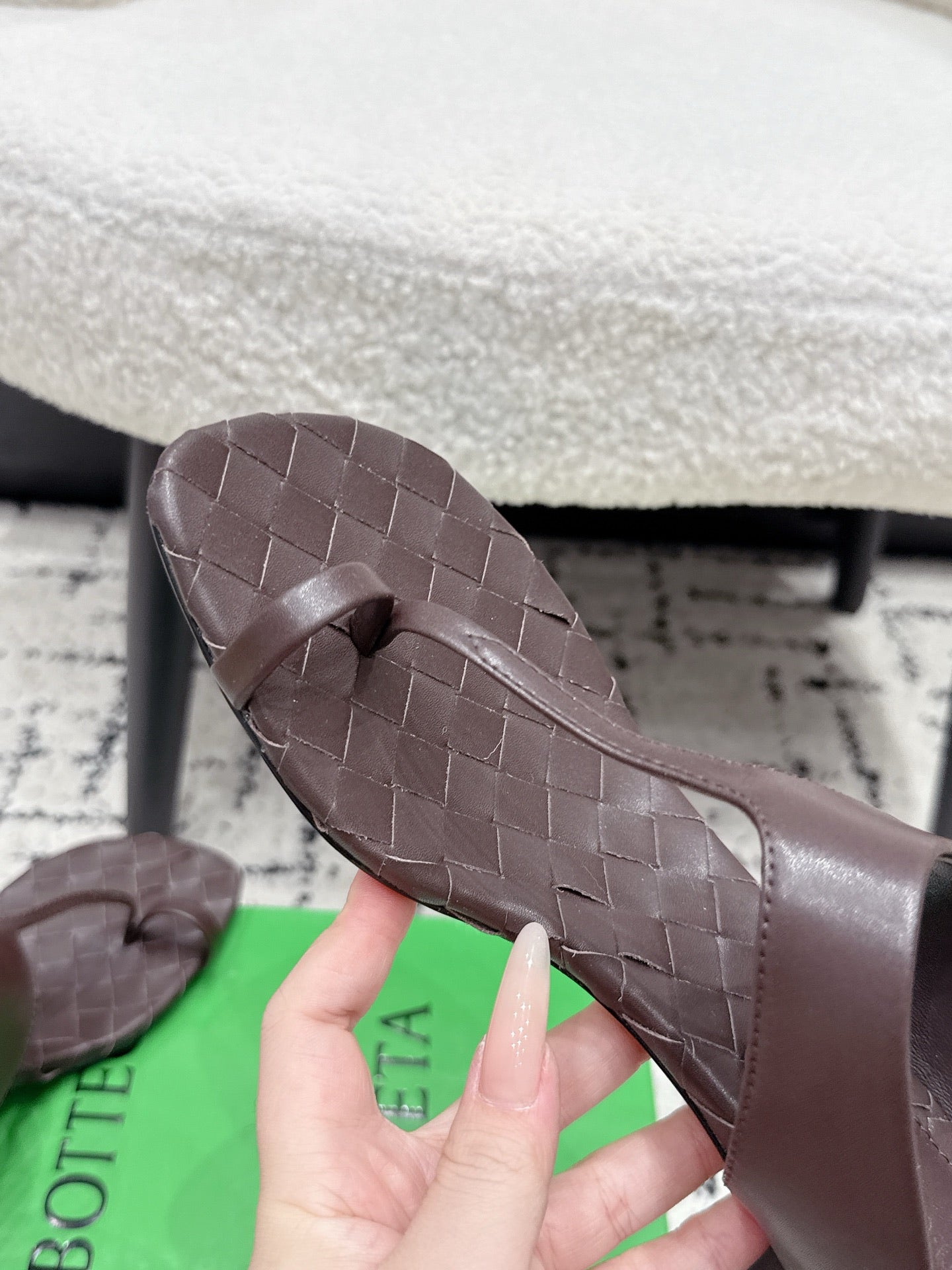 BOTTEGA VENETA 26S HIGH-HEEL THONG SANDALS 40 MM IN DARK BROWN CALFSKIN
