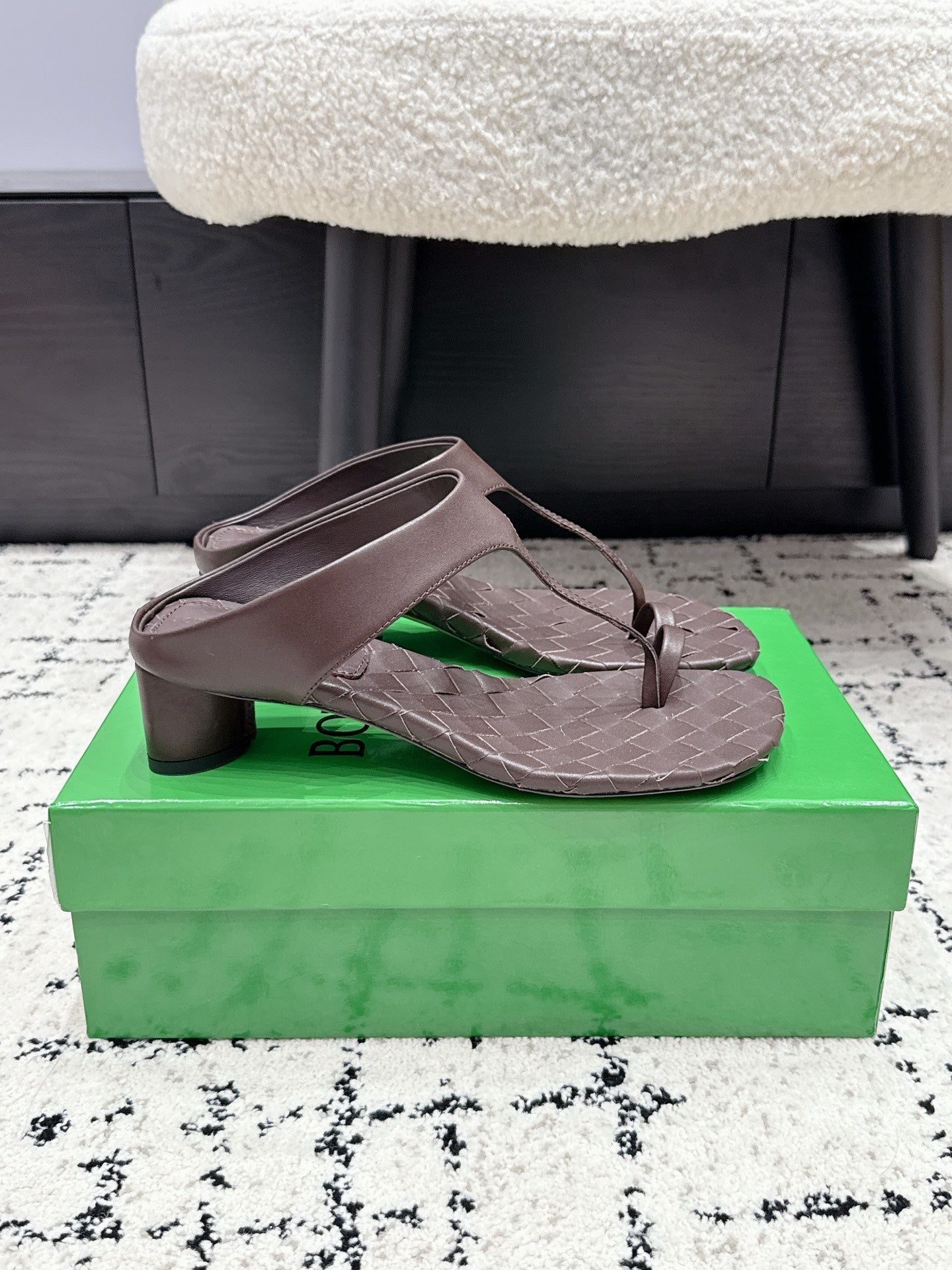 BOTTEGA VENETA 26S HIGH-HEEL THONG SANDALS 40 MM IN DARK BROWN CALFSKIN