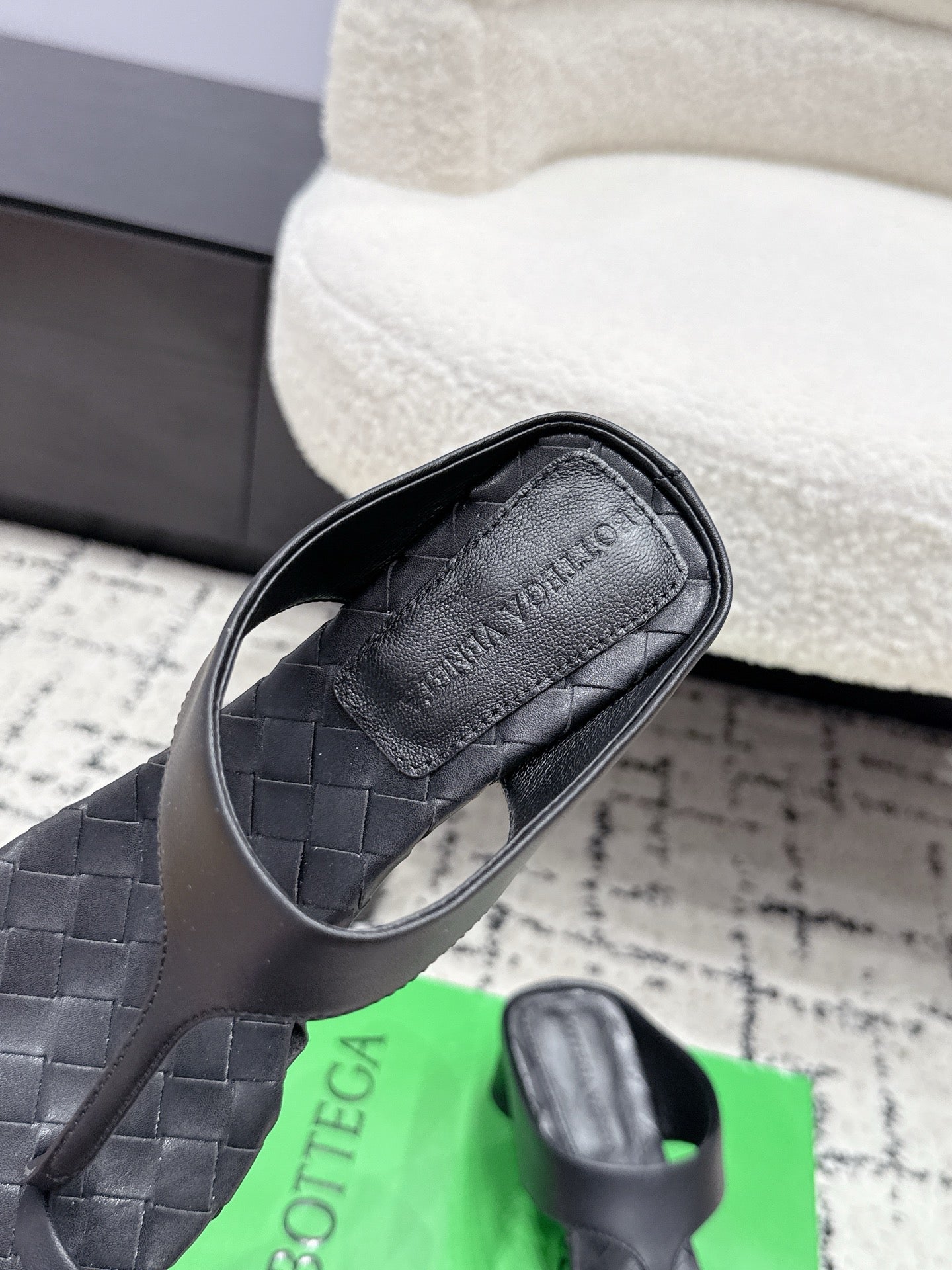 BOTTEGA VENETA 26S HIGH-HEEL THONG SANDALS 40 MM IN BLACK CALFSKIN