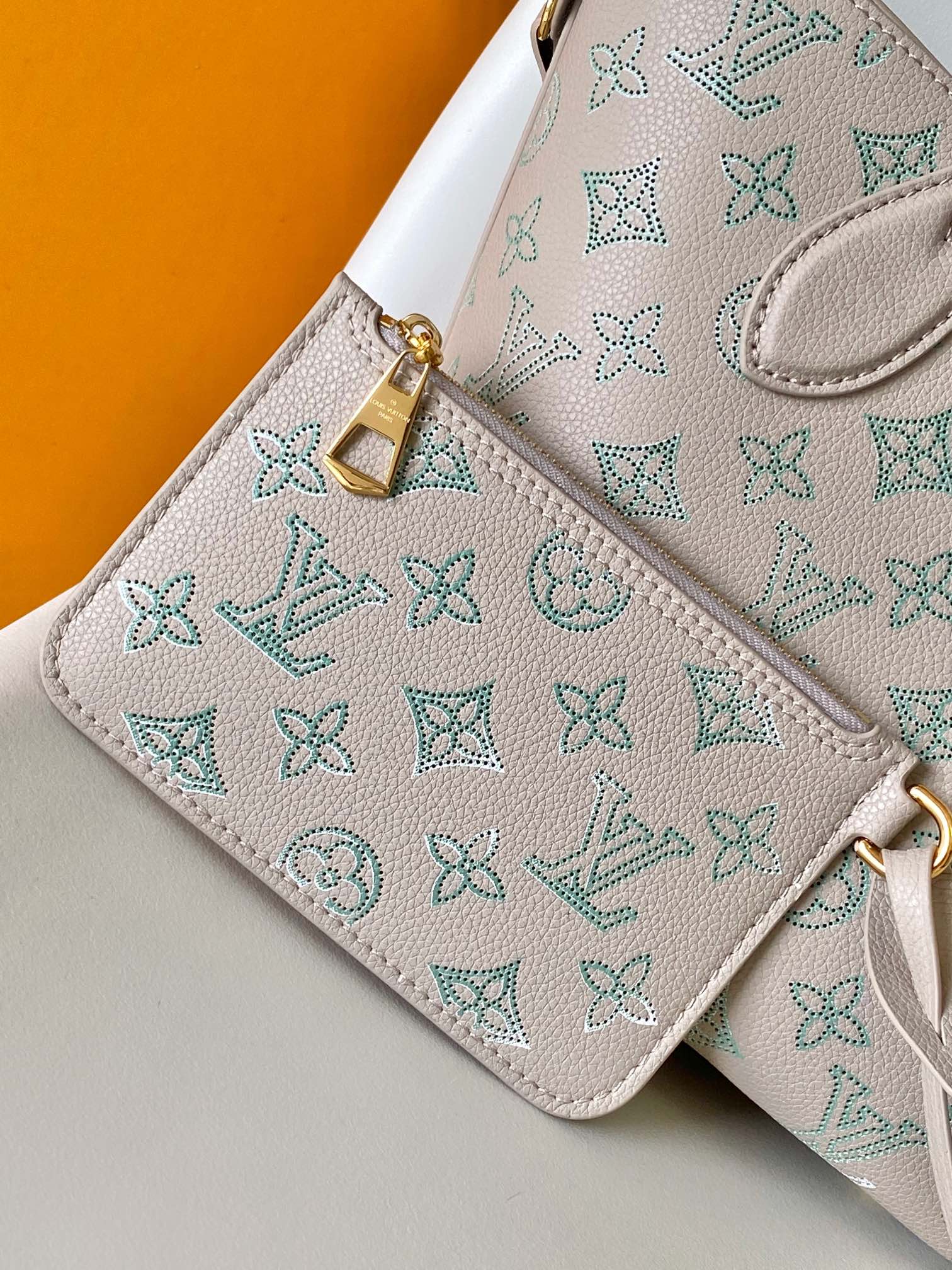 BLOSSOM 20 IN LIGHT BEIGE MAHINA CALFSKIN