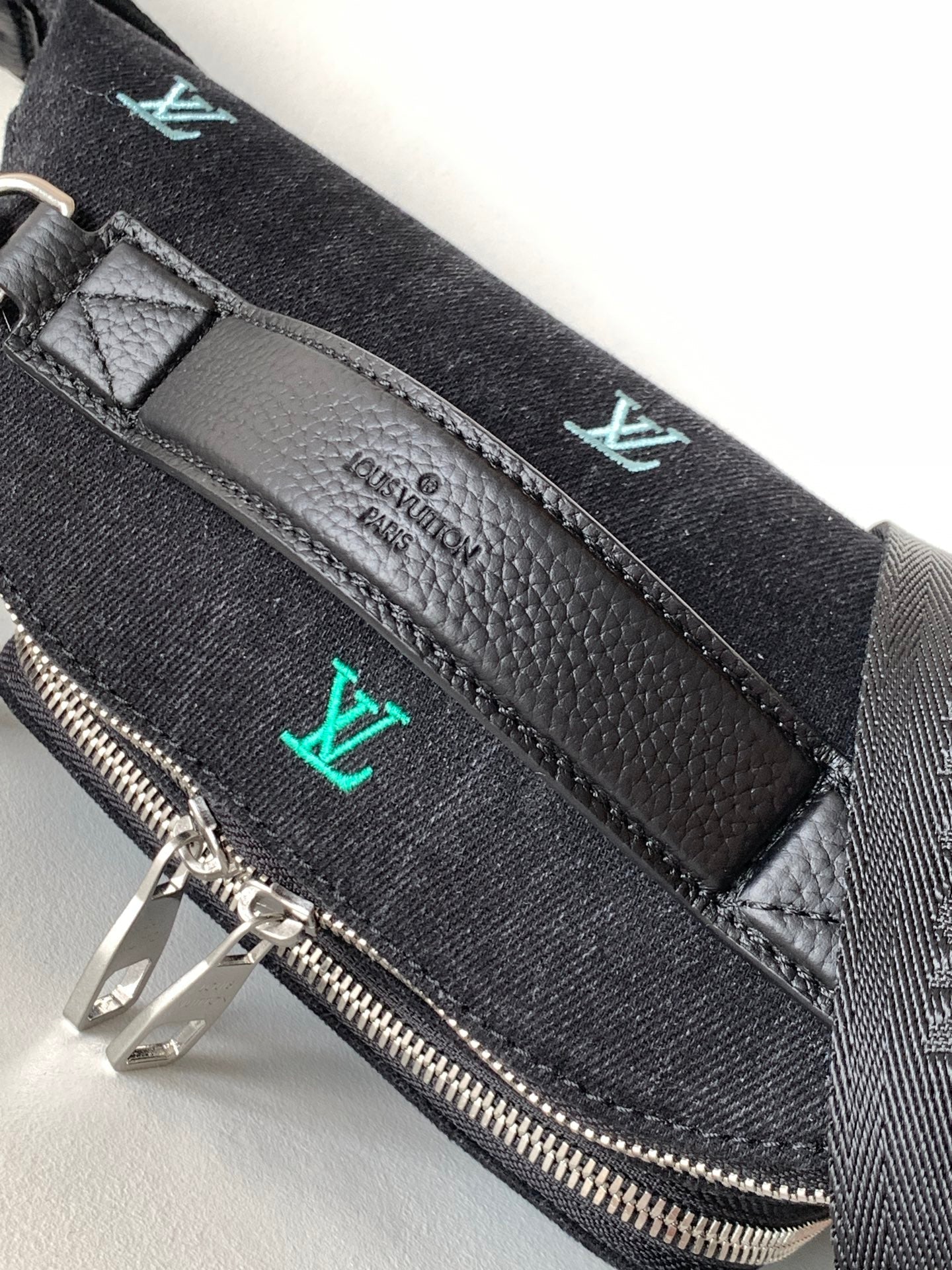 LV 25S DYNAMIC DENIM EMBROIDERED BUMBAG 37 IN BLACK CANVAS