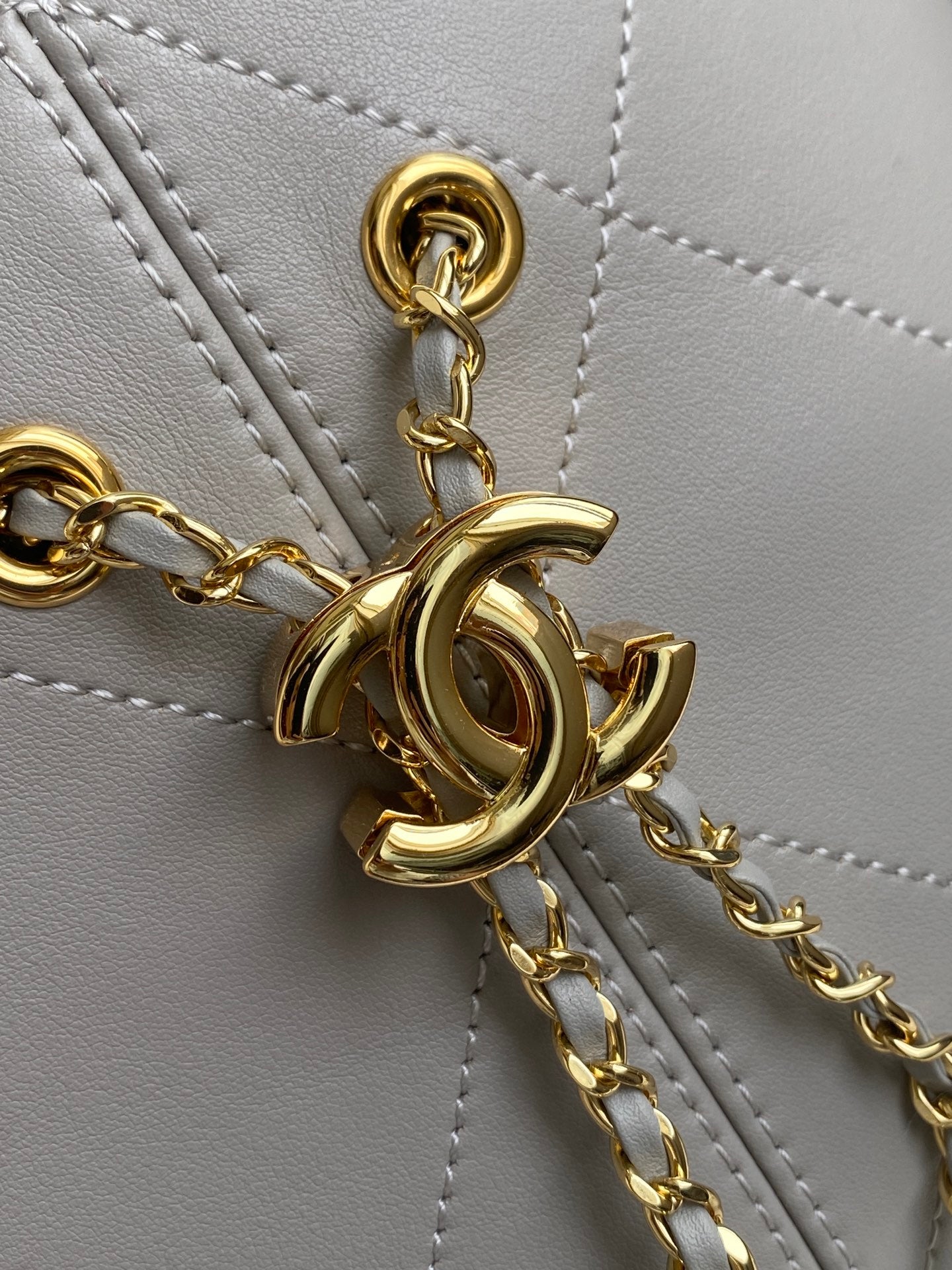 CHANEL 26S QUILTED HOBO BAG 27 IN LIGHT GREY CALFSKIN GOLD HARDWARE