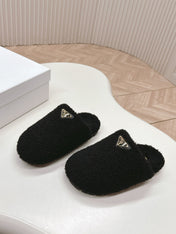 MULES ATTACHED TRIANGLE LOGO IN BLACK SHEARLING