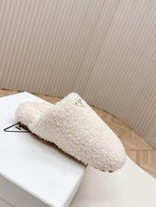 MULES ATTACHED TRIANGLE LOGO IN WHITE SHEARLING